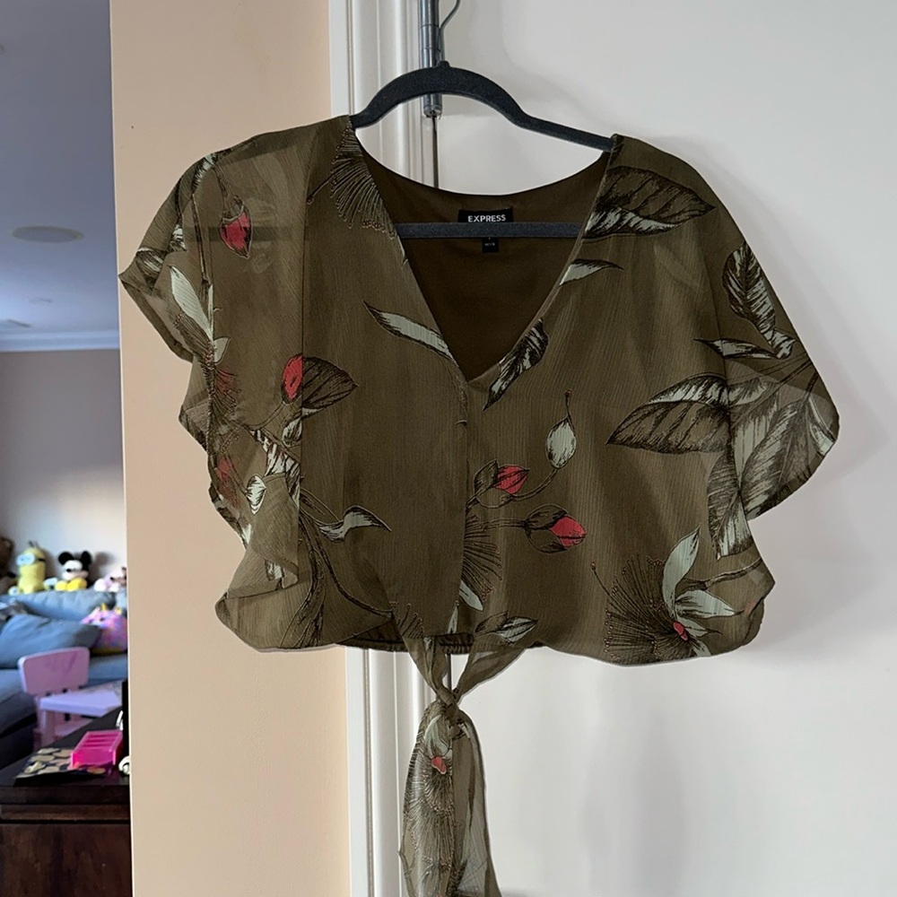 Express size S/P olive green floral crop top.